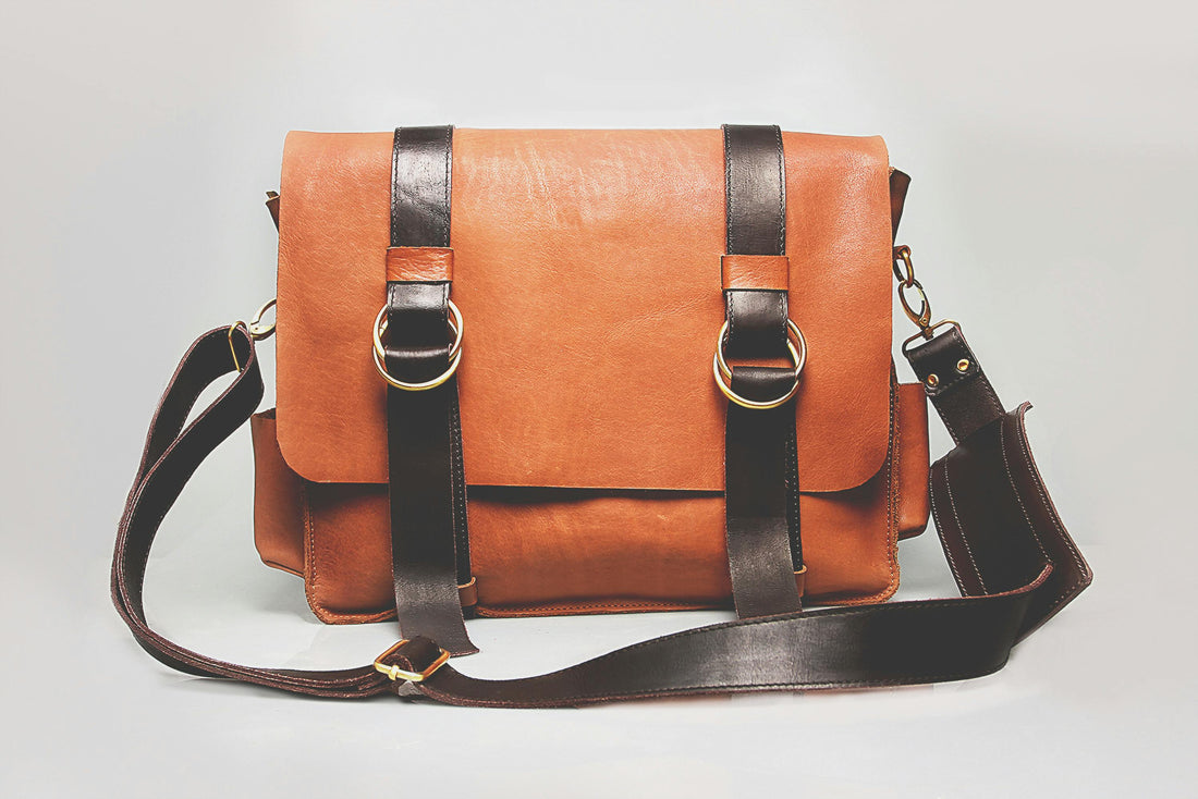 Qu'est-ce qu’un sac messenger ? Histoire, style et polyvalence